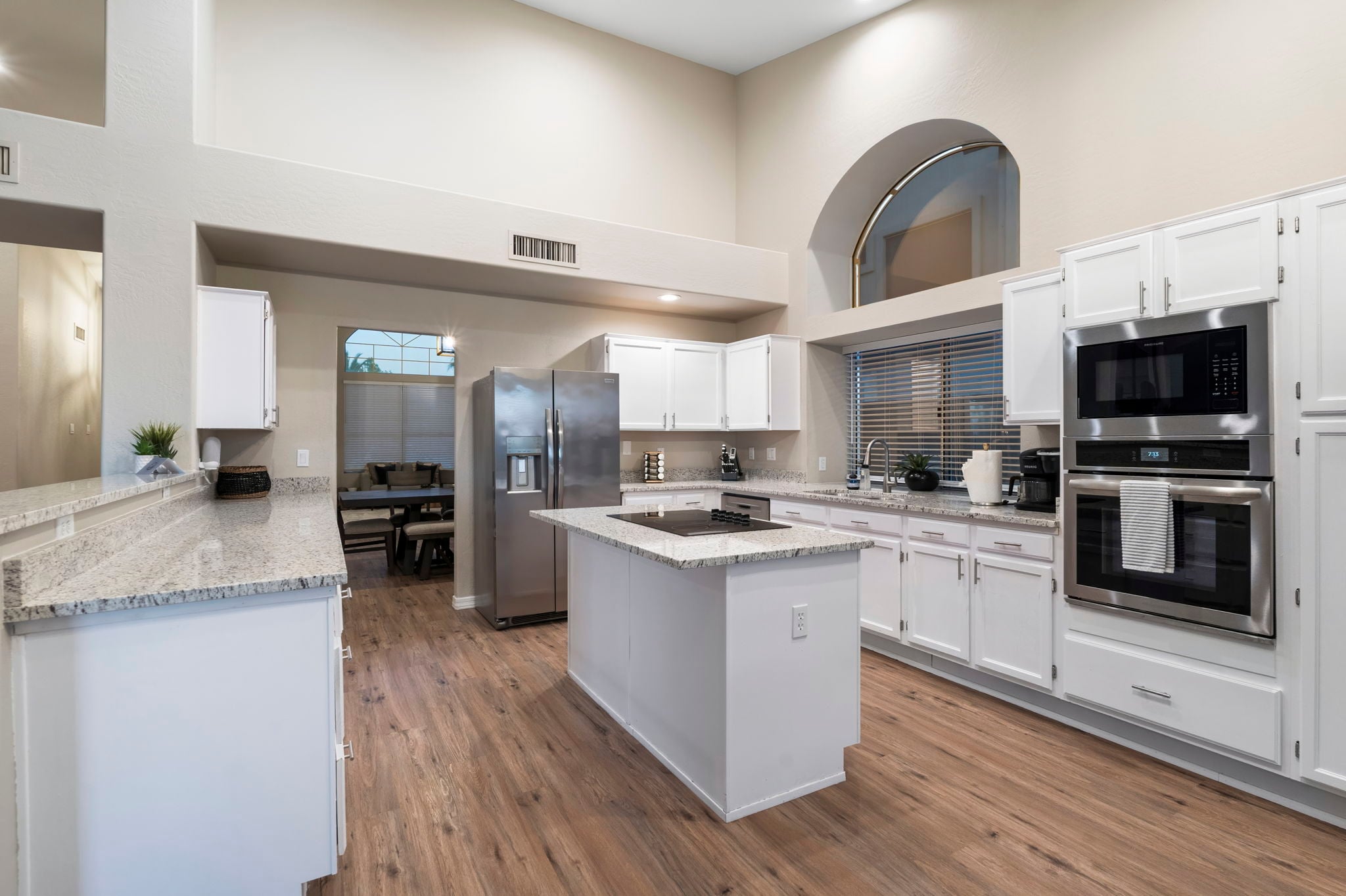 Fully equipped kitchen and dining area